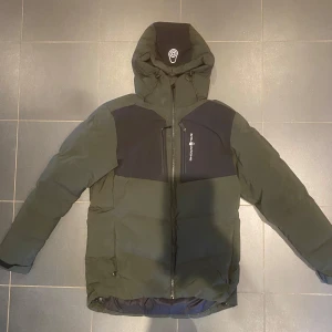 SailRacing Vinterjacka - Hej, säljer nu min sail racing jacka, som är använd två vintrar. Säljs då jag bytt stil. Ny pris runt 3499kr, mitt pris 1999kr! Skick 9/10! Hör av er vid frågor elr funderingar! Mvh