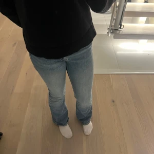 Blå jeans i bootcut-stil - Säljer ett par snygga blå jeans i bootcut-stil. De är i ”normal” storlek och har en bra passform.💕