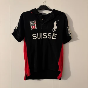 Polo Ralph Lauren piké - Säljer denna pga passar inte riktigt min stil, samt används inte.  Viktigt att notera att knappen/ knapparna på tröjan går ej att stänga, men detta är en easy fix så länge du kan sy eller känner någon som kan sy så tar det 1 minut att fixa👍🏼 Storlek:M