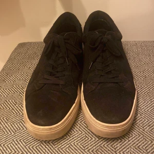 Svarta skor från Vagabond - Säljer ett par snygga svarta sneakers från Vagabond i mocka. De har en stilren design med snörning och en beige sula som ger en cool kontrast. Perfekta för både vardag och fest! 🖤
