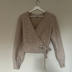 Kofta från other stories - Säljer denna beiga fina omlottkofta från other stories! Använt endast under några fåtal tillfällen. Säljer då den inte har kommit till användning☺️