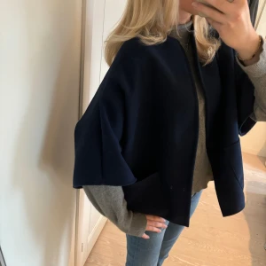 Trekvartsärmad kofta  - Superfin trekvartsärmad kofta/cape som jag sytt💕 passar allt från xs-m