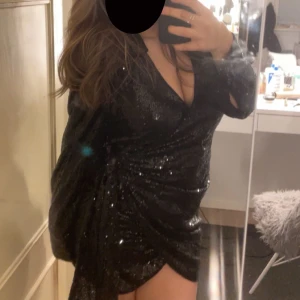 Festklänning - Snygg festklänning som endast är använd 1 gång. Den är noprig pga paljeterna men skulle inte säga att man tänker på det. Den knyts på insidan och utsidan💕
