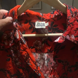 Twist&tango klänning  - Skjortklänning från twist&tango i minilängd, strl 42 men passar 38/40, otroligt fin till jul, nypris 1250