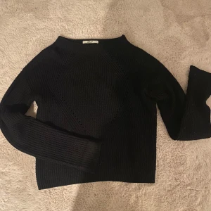 Svart stickad tröja - Säljer min fina svarta stickade tröja då dem blivit för liten och inte kommer till användning💗 super skönt material, lite kortare till magen och löngre ärmar💞