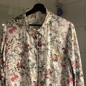 Skjortklänning H&M - Skjortklänning med 3/4 ärm, knytband i midjan & midilängd