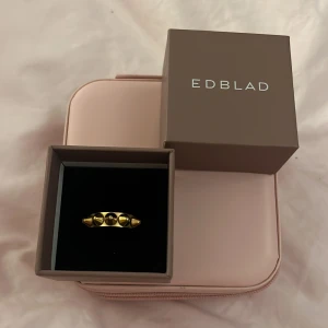 Edblad ring  - Jättefin Edblad ring i guld🥰Helt som ny! Storlek:17,5 mm💗Undrar om någon har samma fast i silver som skulle vilja byta🥰🥰eller köpa direkt för 185