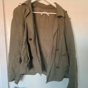 zara jacka grön - Jättefina tunnare grön jacka från Zara i Storlek S.