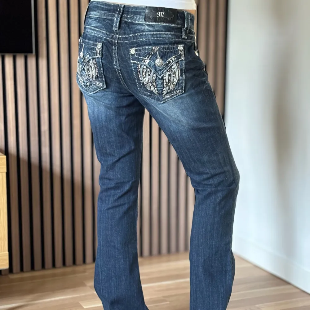 Lågmidjade bootcut jeans från Miss Me. Snygga jeans änglavingar. Perfekt skick, se bild. Mått: Innerbenslängd: 80cm   Midjemått rakt över: 37cm Midjemått: 79cm Modellen är 166cm lång. Fler bilder finns. Skriv ifall du har några frågor! 💗. Jeans & Byxor.