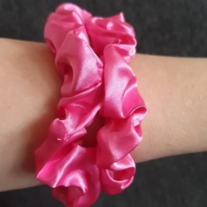 2st scrunchie, Ny Oanvända  - 2st scrunchie, Ny Oanvända 