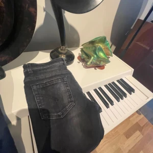 Dondup jeans  - Ny skick dondup jeans. Svarta gorge dondup 