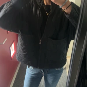 Jacka - Säljer den super populära zara jackan! Har använts som extraknäcka så inte så sliten, fint skick och passar till allt. Köptes för ett år sen när nypris va 890