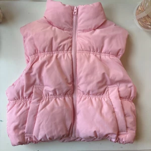 Rosa väst - Rosa väst från H&M. Aldrig använt. Storlek XXS men passar mig som vanligtvis har S. 