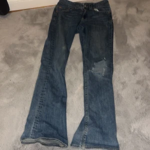 Jeans - Ett par jättefina Jeans med ett hål på ena knät.