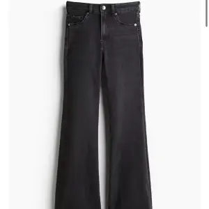 Svarta bootcut har använts men är i bra skick, dom är lite rostiga vid knapparna men andra är dom i bra skick💕