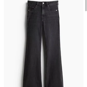 Bootcut  - Svarta bootcut har använts men är i bra skick, dom är lite rostiga vid knapparna men andra är dom i bra skick💕