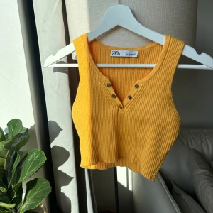 Gult linne - Liten tröja från zara, har en liten fläck på ryggen