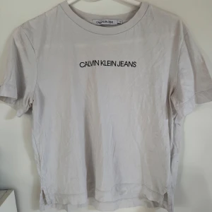 T-shirt Calvin Klein  - Fin vit T-shirt från Calvin Klein!🤍 fint begagnat skick🤍