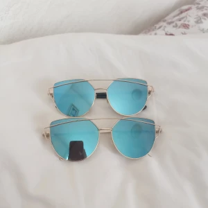 Solglasögon  - Säljer två par solglasögon med uv protection, mycket bra skick, vet dock inte vart dem är köpta, säljer ett par för 200kr eller båda för 300kr! Inkl frakt!