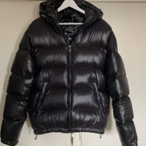 Zara jacka  - Säljer en väldigt populär och fin jacka från zara storlek s har inte nån användning för den då jag har en Annan jacka bara höra av sig vid intresse eller mer bilder 