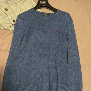 Ralph lauren tröja  - Mysig o snygg raulph lauren tröja. Perfekt inför vintern! Ny pris cirka 2000.