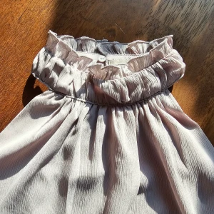 Syrénlila chiffon top XS helt NY! - Jättefin syrénlila chiffon top från H&M stl.XS. Aldrig använd!!! Kan skickas alt hämtas i Sjöbo, Lund eller Malmö. 