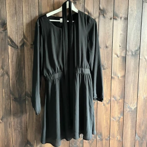 Klänning - Klänning från Vila👚är storlek 40 men mer som 38🩷