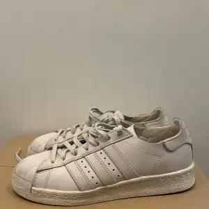 Adidas Originals Superstar 82 Off white  Sparsamt använda, luktar nya Special edition helt i läder istället för plast vid tån