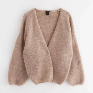 Beige kofta från Lindex - En beige kofta från Lindex. Den är i storlek M/L men passar mig som är S. Kontakta mig om du har fler frågor 😊