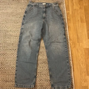 Baggy yôke jeans - Snygga baggy yoke jeans i storlek S. Nästan helt oanvända och inga tecken på slitage. Dom har typ ett skärp i sig så att man kan göra midjan större och mindre så dom borde nog  passa om man har XS-L. skriv om ni har frågor, öppen för prisförslag 💪
