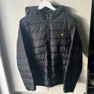 Lyle and scott jacka  - Säljer denna jacka på grund av att jag inte använder den. Jag Har aldrig använt  den . Jackan är i  10/10 skick. 