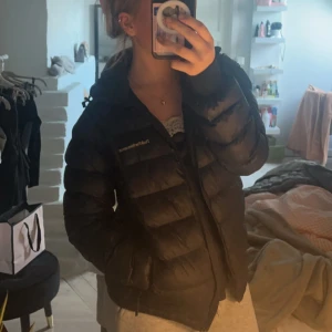 PeakPerformance jacka - Använts en vinter lite då och då, jätte fint skick inga skador