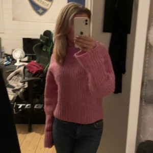 Rosa stickad - Säljer min rosa stickade från Gina tricot i storlek Xs. Lite nopprig men i övrigt bra skick. 