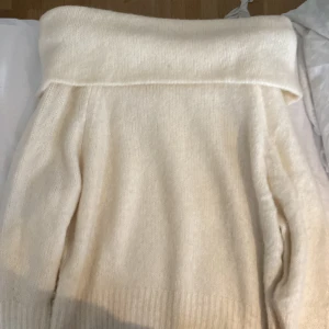 Stickad tröja  - Säljer min jätte fina stickade tröja från H&M då den inte har kommit till användning men är jätte gosig o varm till vintern 
