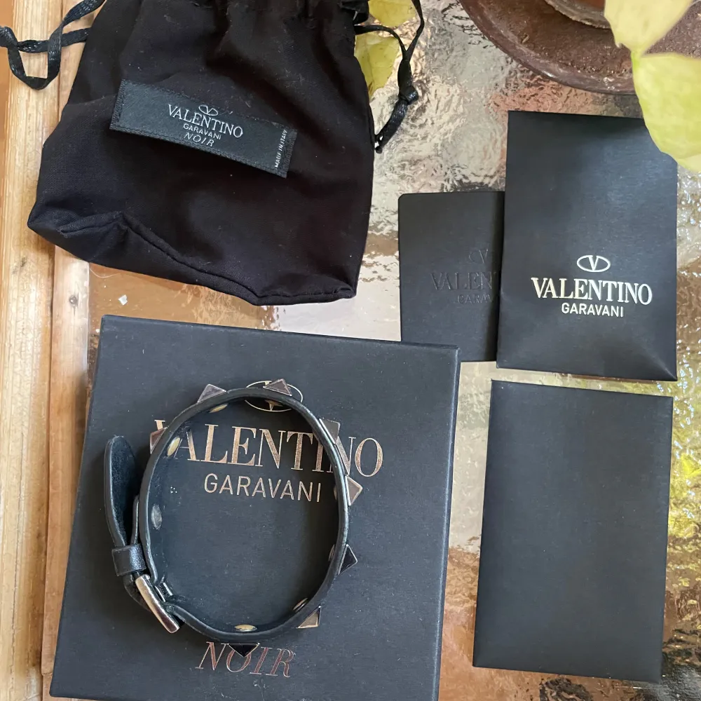 Valentino rockstud armband | skick 8/10 | storlek: one size | nypris: 3000kr | pris: 800kr | all og med | fraktar spårbart via postnord på köparens bekostnad, tveka inga att höra av er vid frågor eller funderaringar. . Accessoarer.