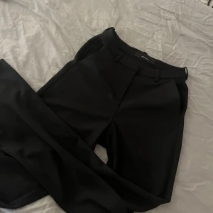 vero moda kostymbyxor xs - Kostymbyxor från vero moda, super fint skick. Mid waist, raka i benen o stl xs💓