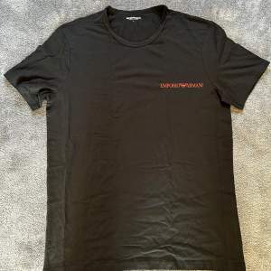 Oanvänd och ny T-shirt från Emporio Armani i storlek large.