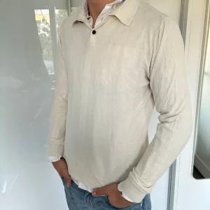 Riley rugbytröja beige - - rugbytröja från märket Riley i storlek S - Bra skick, men lite genomskinlig  - Modell på bild är 182/67kg. - Hör av dig vid eventuella frågor! Mvh  