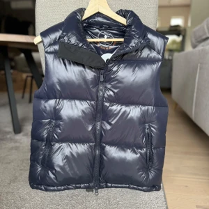 Puffer Väst  - Glossy Marin blå puffer väst från save the duck. Riktigt good och varm. Skicket är suveränt. 