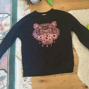 Säljer min kenzo sweater då den har blivt för liten på mig. Den passar som XS