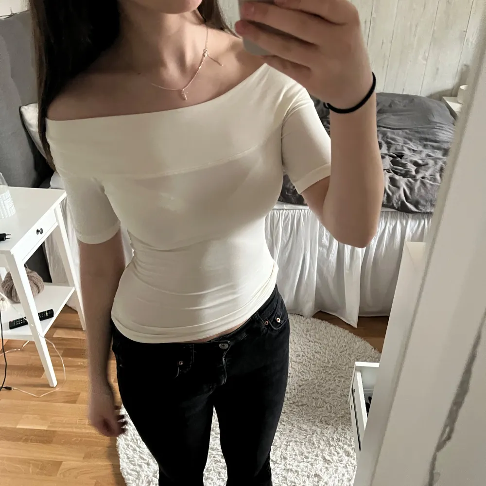 Vit off shoulder topp ifrån hm som är i bra skick då den inte kommit till användning💗 Fint skick- storlek xs. Toppar.