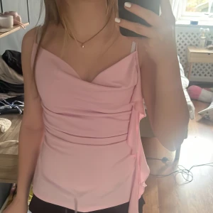 Rosa fest linne - Ett rosa fest linne med en detalj på sidan. 💕Köpte för flera månader sen men den har aldrig kommit till användning. Nypris 200kr. 