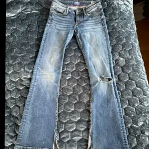 Jätte fina lådmidjade bootcut jeans med hål på ena knät och slit nere vid benen. Storlek W27 L31 från crocker. Skriv gärna innan ni köper💕