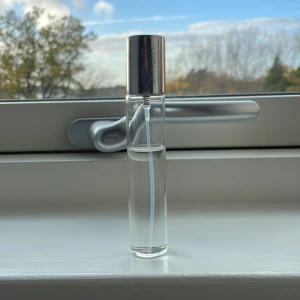 L'Homme Eau de Toilette från Yves Saint Laurent - Säljer en elegant och stilren L'Homme Eau de Toilette från Yves Saint Laurent. Flaskan är genomskinlig med en silverfärgad kork och rymmer 33 ml. Perfekt för den som vill ha en fräsch och maskulin doft i en smidig storlek. Passar både till vardags och fest!