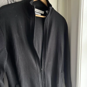 Tröja med dragkedja - Säljer min skit feta full zip tröja från Calvin Klein. Tröjan är i storlek M/S passar 180 - 190. Själv är jag 188 och den passar skitbra på mig