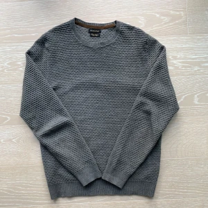 Massimo dutti sweatshirt - Säljer denna stilrena Massimo dutti sweatshirt | Färg grå | storlek M/s | den är i utmärkt skick. Hör av er vid minsta lilla fundering!