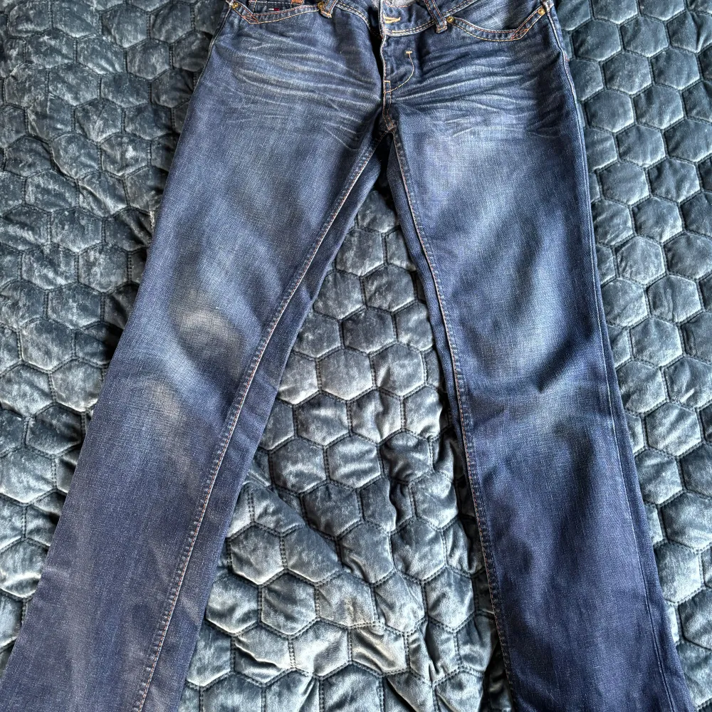 Snygga lågmidjade jeans med raka ben från Hilfiger Denim. Står ingen storlek i men skulle säga 27/28 w, passar mig som har xs/s. Midjemått 36 cm. Jeans & Byxor.