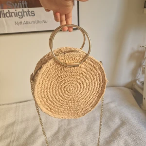 Bastväska  - Bastväska som aldrig använts från hm i bra skick, perfekt för sommaren 