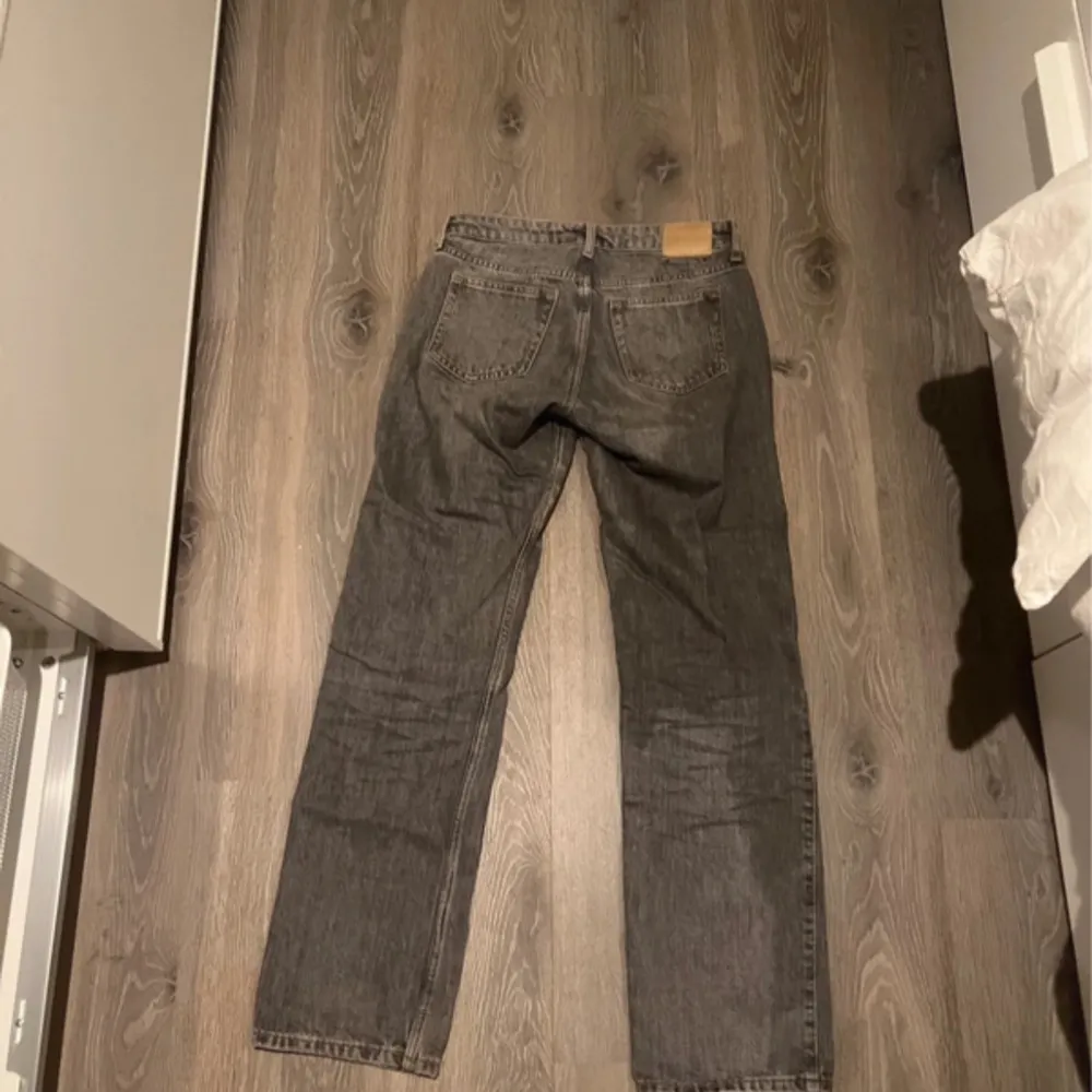 I grå färg! Helt ny knappt använd! Storlek 26/32. Jeans & Byxor.