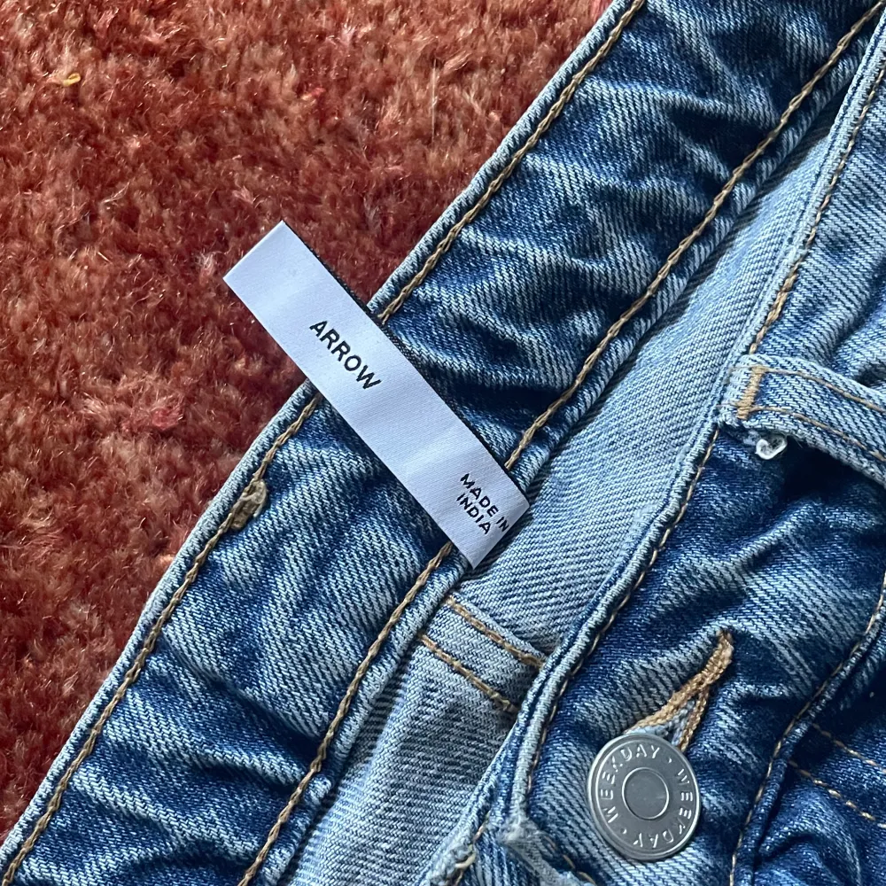 Blåa arrow low weekday jeans i bra skick. De är i storlek 26/30 och passar mig som är xs. Jag har gjort två små hål på insidan så man kan dra igenom ett snöre om man skulle vilja det. Pris går att diskutera!. Jeans & Byxor.